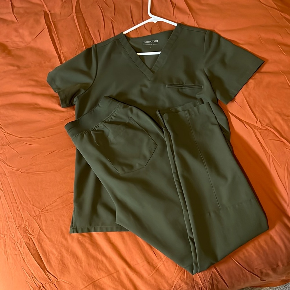 EUC mandala scrub set size small